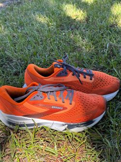 Orange Brooks Adrenaline GTS 24 Men’s size 10.5 running shoes have a mesh upper with grey laces. Preowned in good condition Pet & Smoke Free Home.