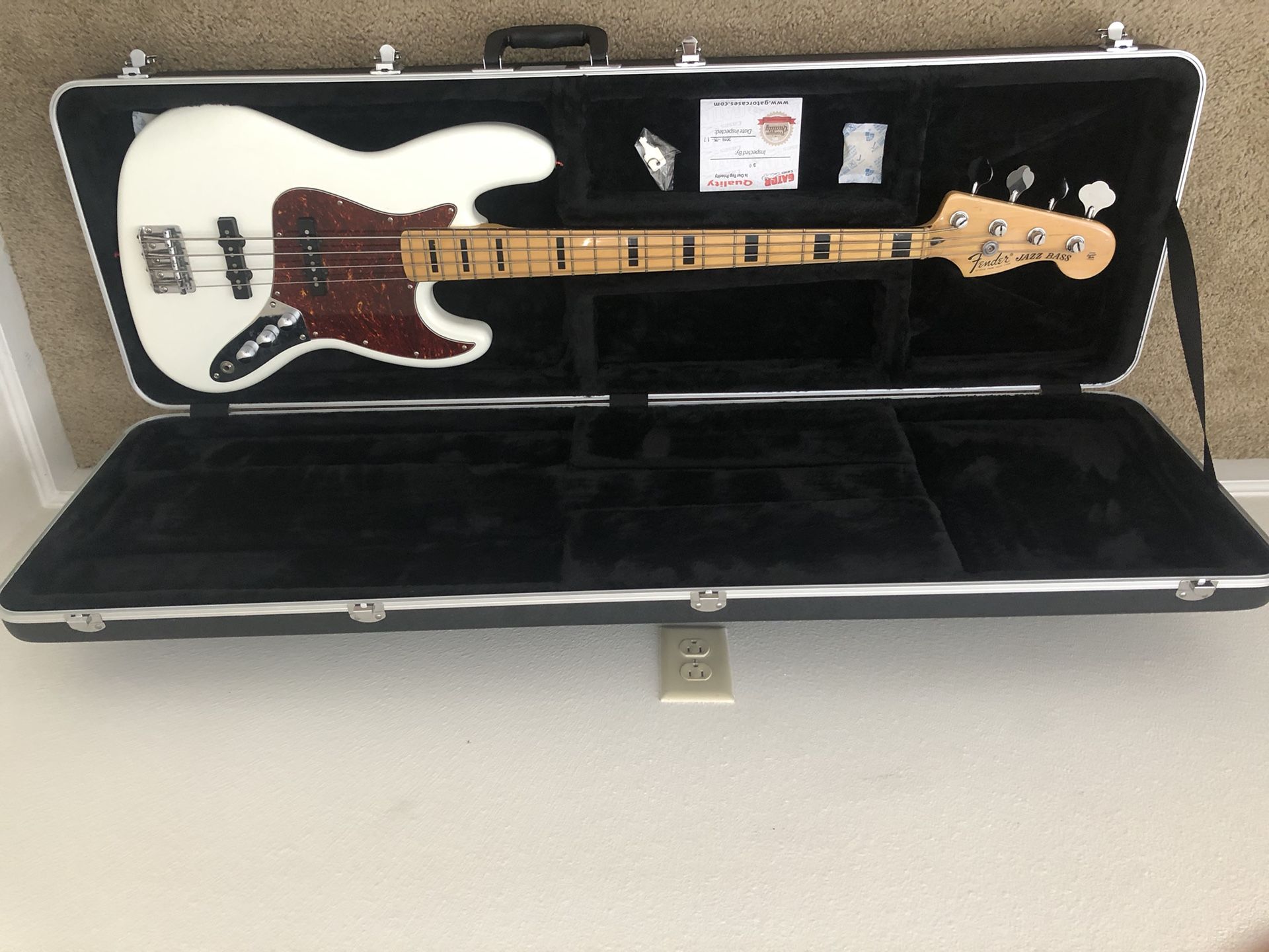 FOR SALE, "New" GATOR Deluxe Electric Bass Guitar Case
