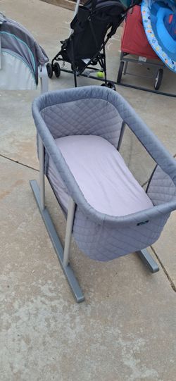 Rocking bassinet