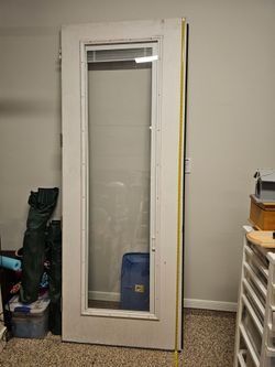 Door with mini blind. Puerta con persiana.
