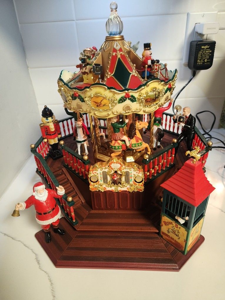 Maisto Santa's Carousel Park Christmas Musical Animation.