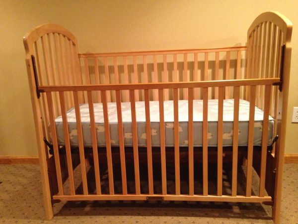 Ragazzi Solid Maple Baby Crib Excellent Condition For Sale In Nj