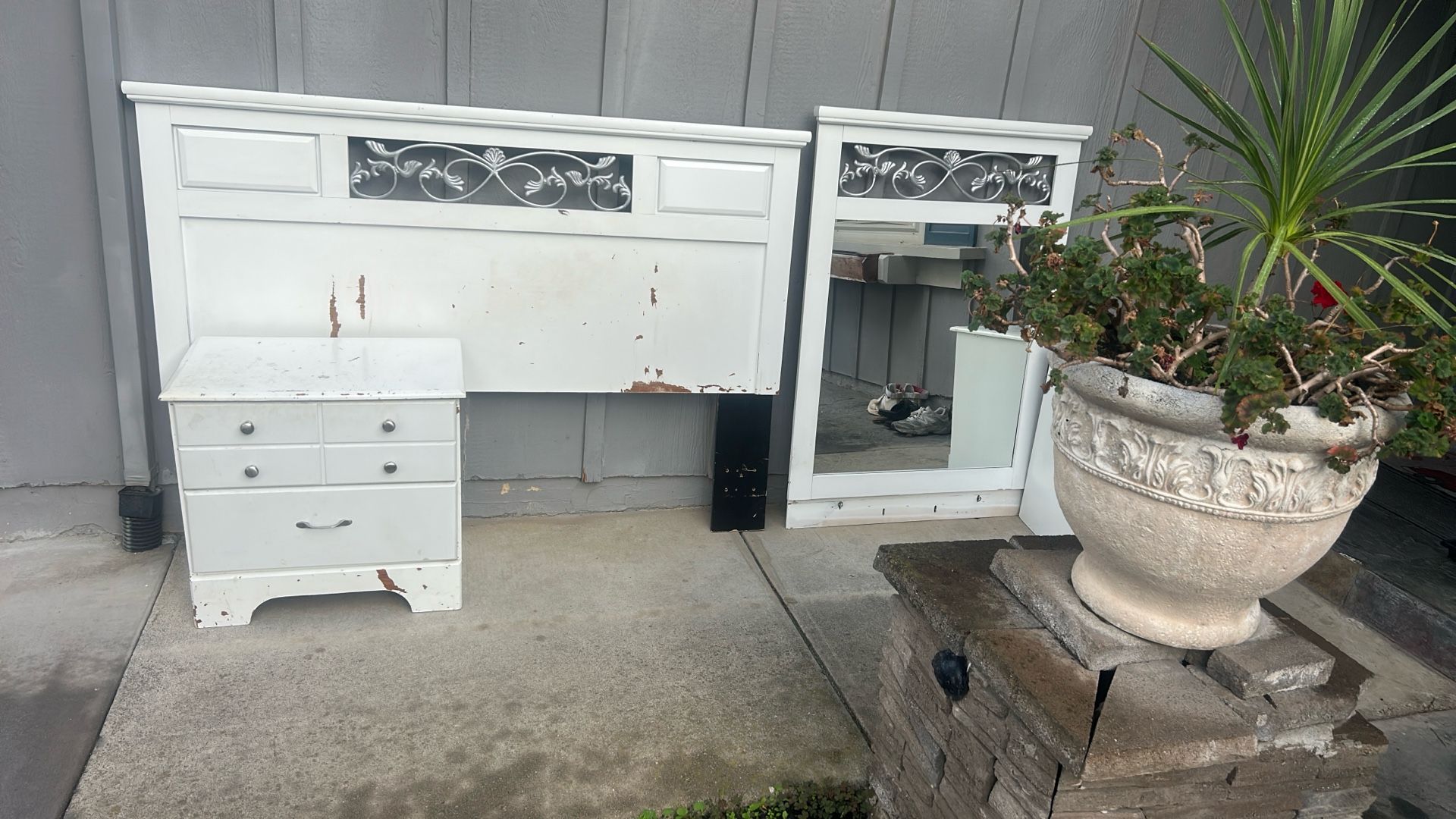 Free, Headboard Mirror Nightstand