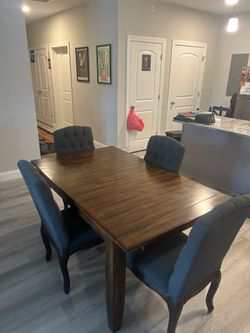 Haverty’s Expandable Dining Table + 4 Ashley Furniture upholstered chairs in Good Condition!