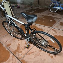 Trek 7100 Hybrid Cruiser 700c 26” AT-550