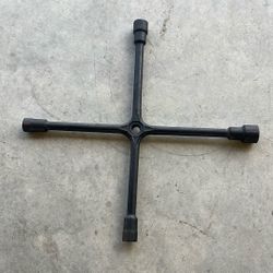 Heavy Duty Wrench Tool 27.5” X 27.5”