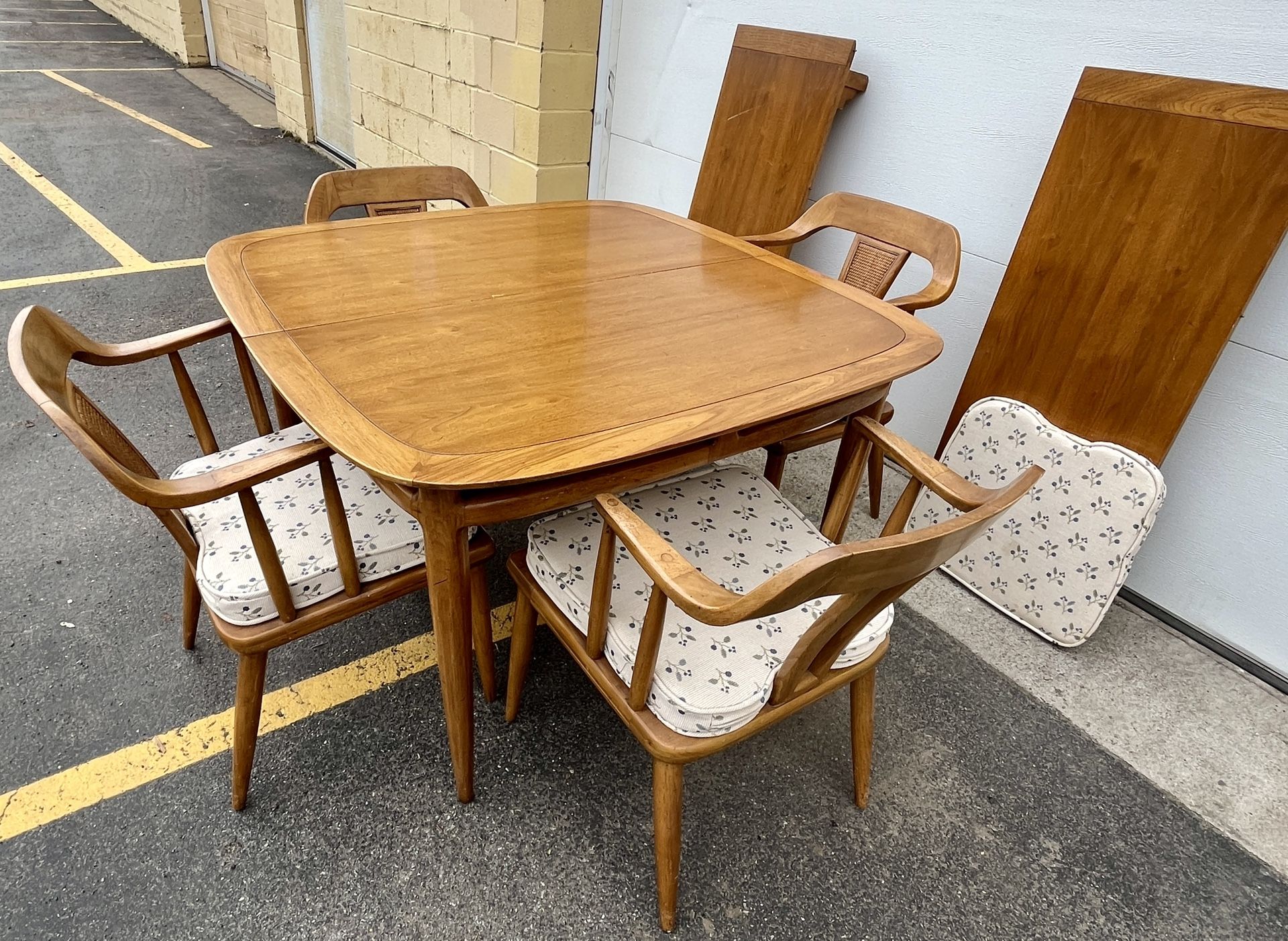 Michael Taylor Tomlinson Sophisticate MCM Dining Table, 4 Chairs, 2 Leaves. Mid Century Modern. Table Protectors. 44” Square Table with (2) 18” leaves