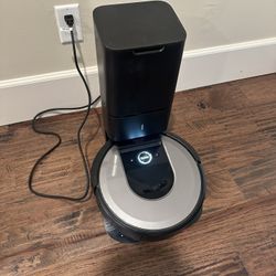 Roomba I8+ Robot Vacuum
