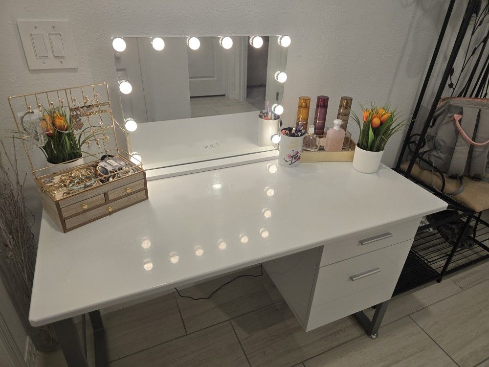 Beautiful Vanity with light up mirror/mesa y espejo