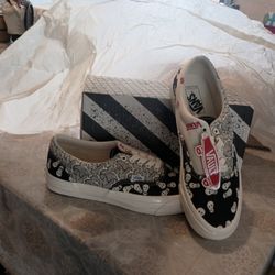 skull Vans