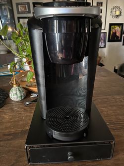 Keurig coffee maker with storage for coffee pods