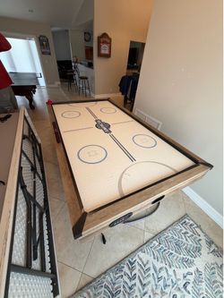 Air hockey table