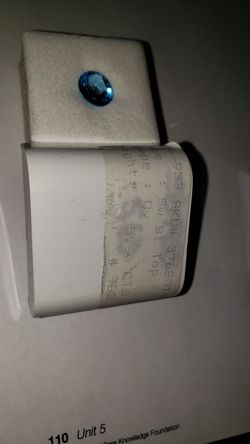 Un diamante y monedas antiguas