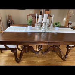 Dining Room Table And Chairs & 2 Leafs