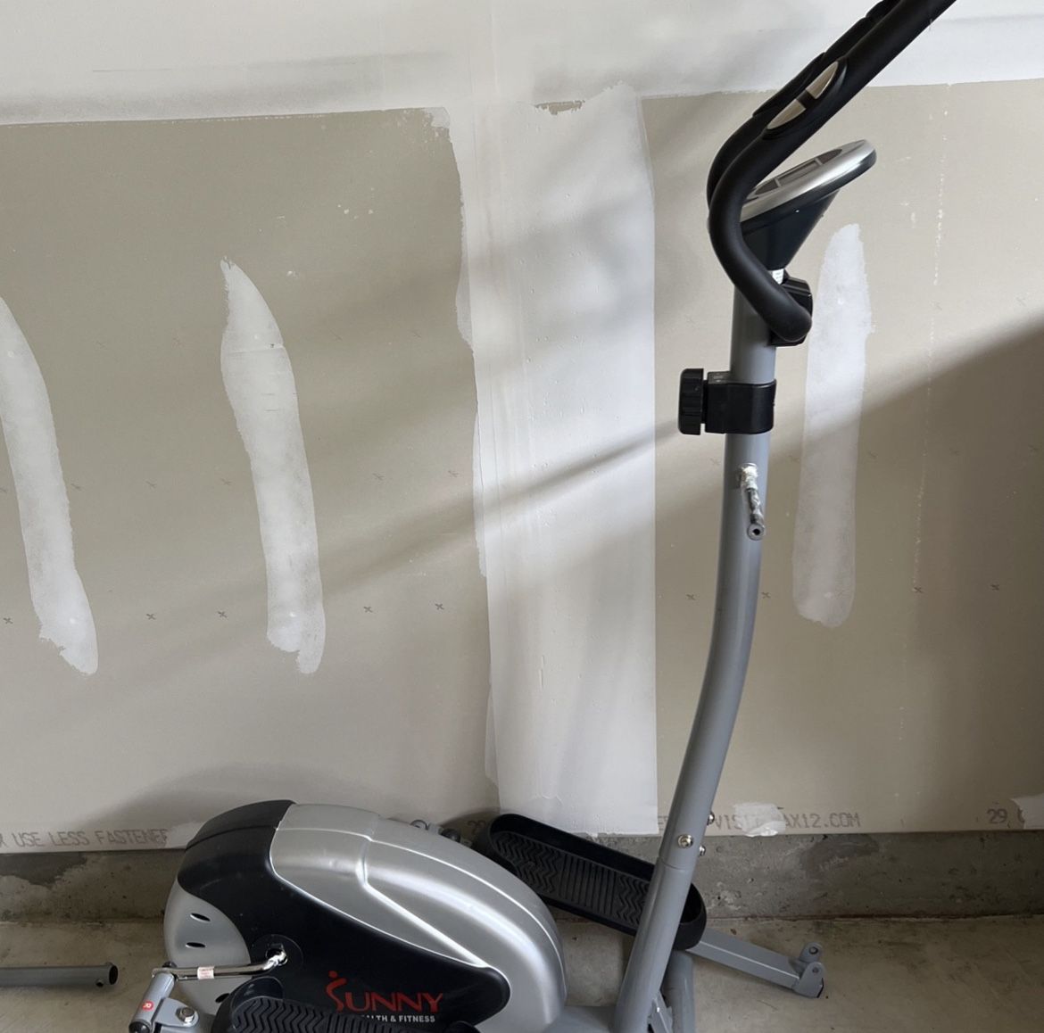 Sunny Health & Fitness Essentials Series Elliptical Machine