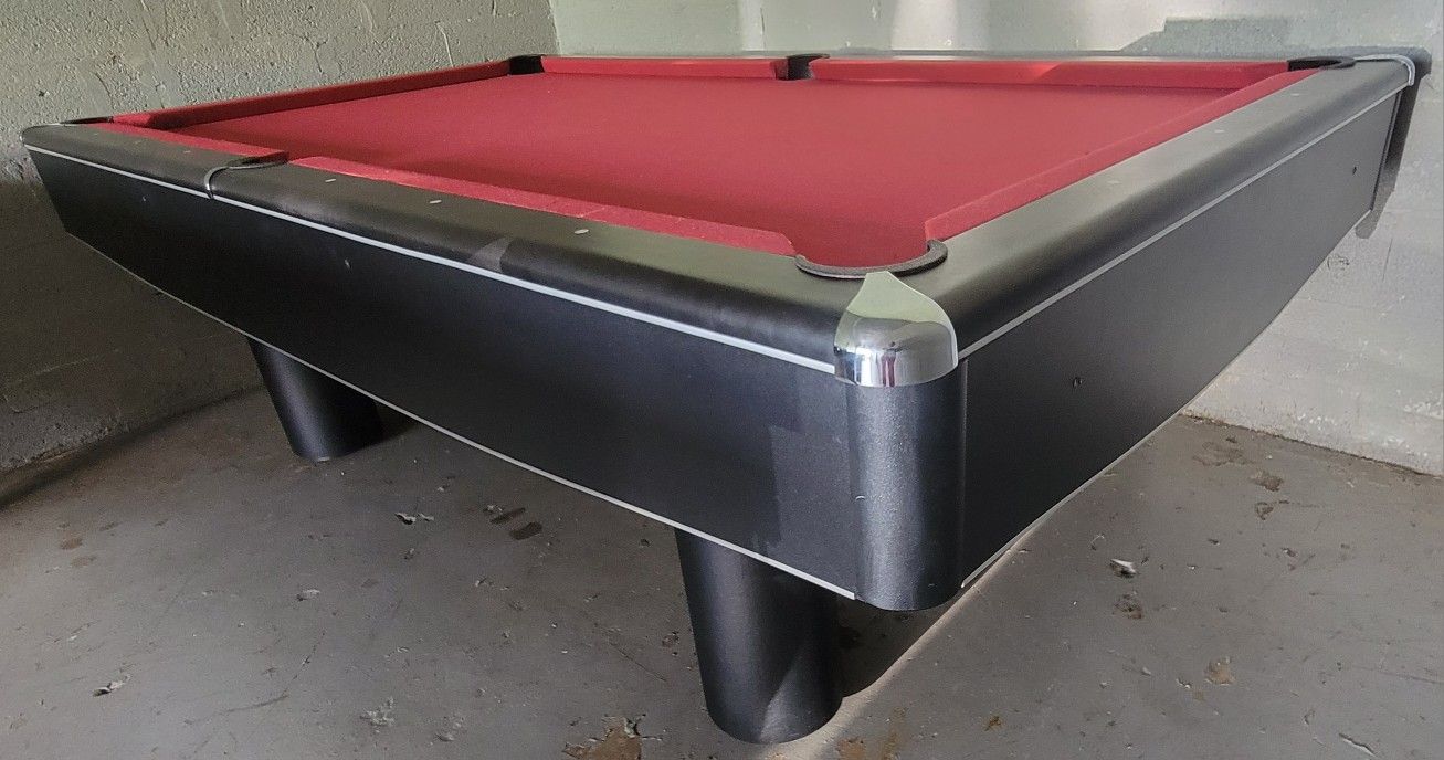 Olio 8' Pool table in good condition
