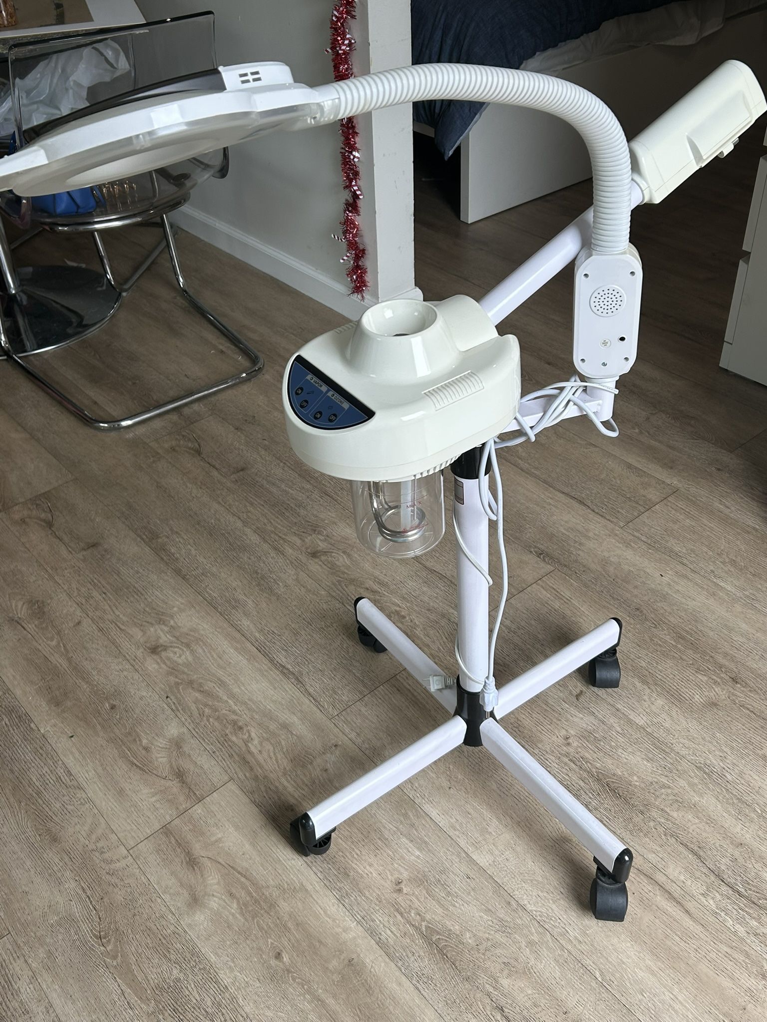 Facial Steamer With Wheels 