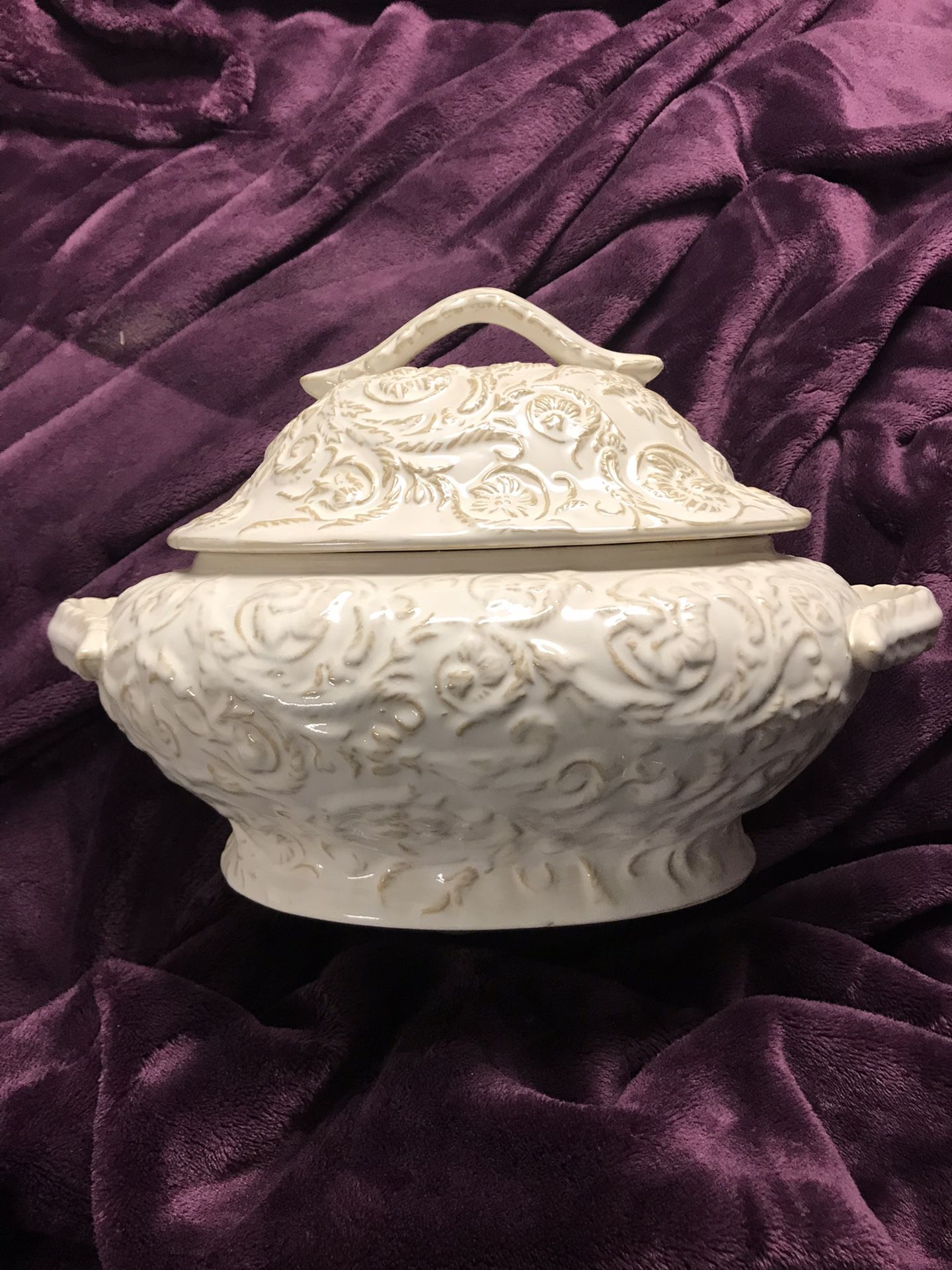 Decorative soup bowl