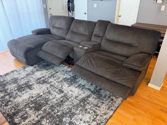 *MUST PICKUP by 6pm TODAY* Like New Power Reclining Sofa – USB Ports & Cup Holders