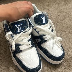 SELLING LV SNEAKERS