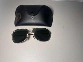 Ray-Ban Sunglasses with Case – Classic Design, Slight Lens Scratch