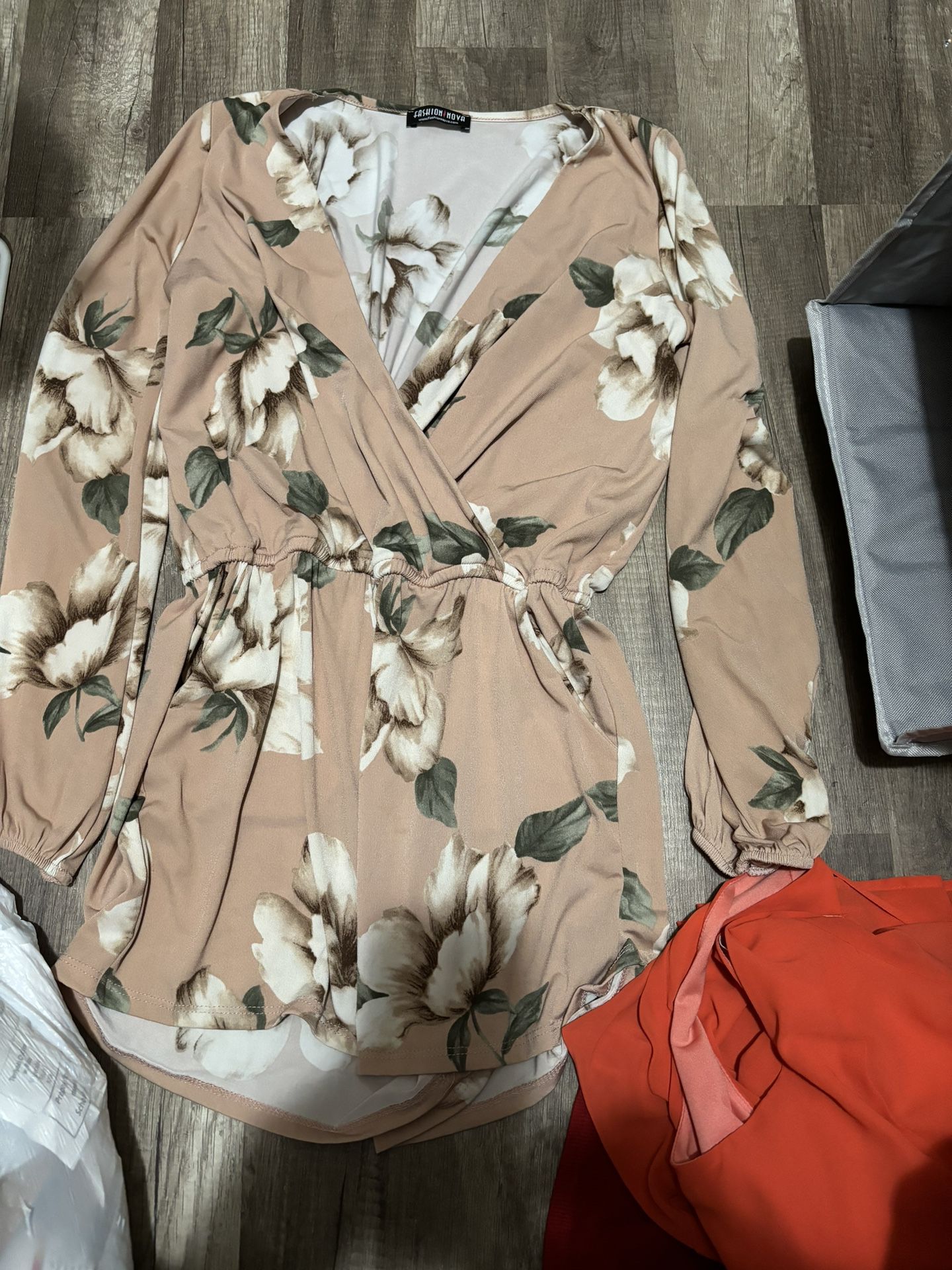 beautiful dresses, the floral one is short, size M, the orange one, size M, the color wine, size S, the pink one, size S, all in very good condition.