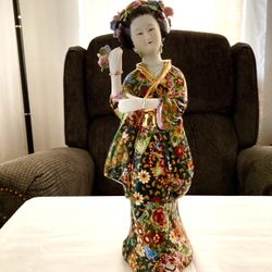 Beautiful Geisha Figurine 