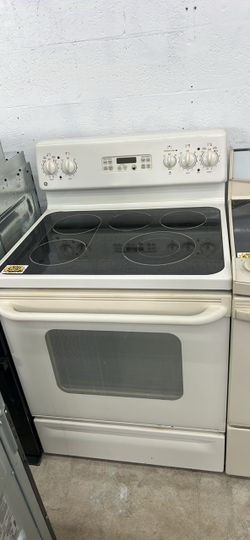 GE Electric Range with Glass Cooktop