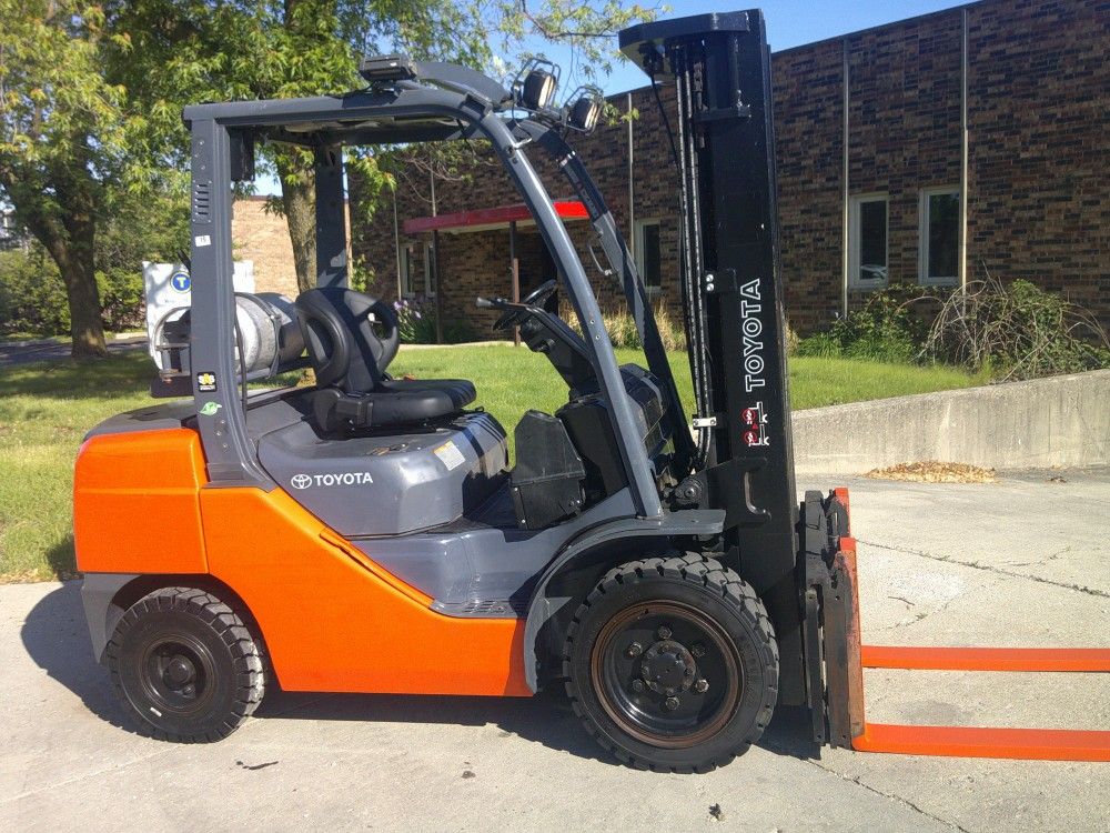 Toyota Pneumatic 6K LB. Capacity Forklift