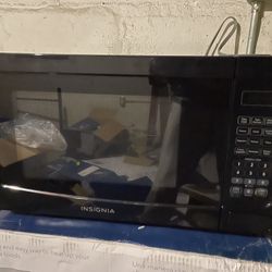 Insignia - 0.7 Cu. ft. Compact Microwave - Black