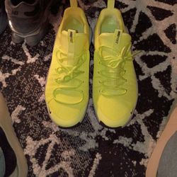 Nike Light Lemon Size 11