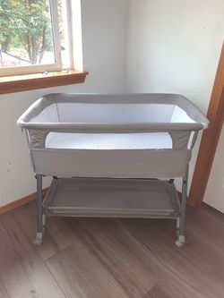 Baby Bassinet with Storage Shelf and Wheels