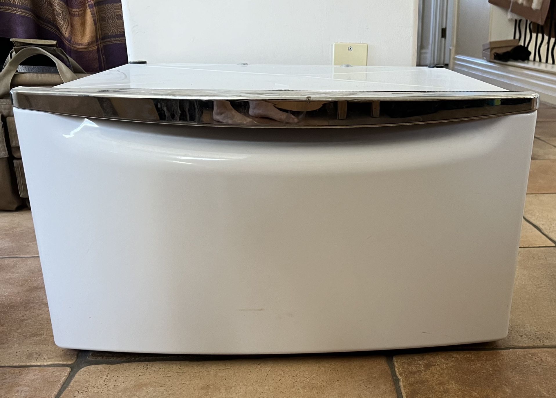 Maytag’s washer pedestal with drawer. Great condition 