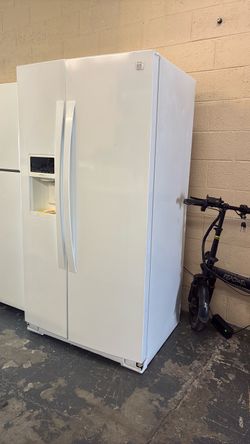 Nice like new Kenmore side by side refrigerator