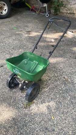 Garden spreader