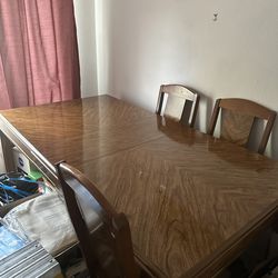 Table and 4 chairs with leaf