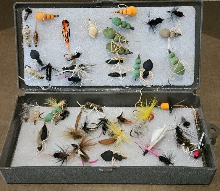 Vintage 45 Pc. Old Plastic Vest Pocket Fly Fishing Box w/ Flies & tackle