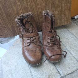 used brown short boots size 8 womens