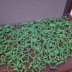 Plant wall climbing clips