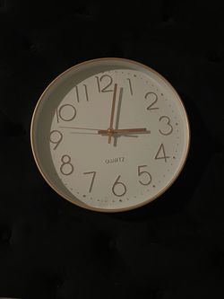 Price drop:: Round Quartz Wall Clock Rose Gold