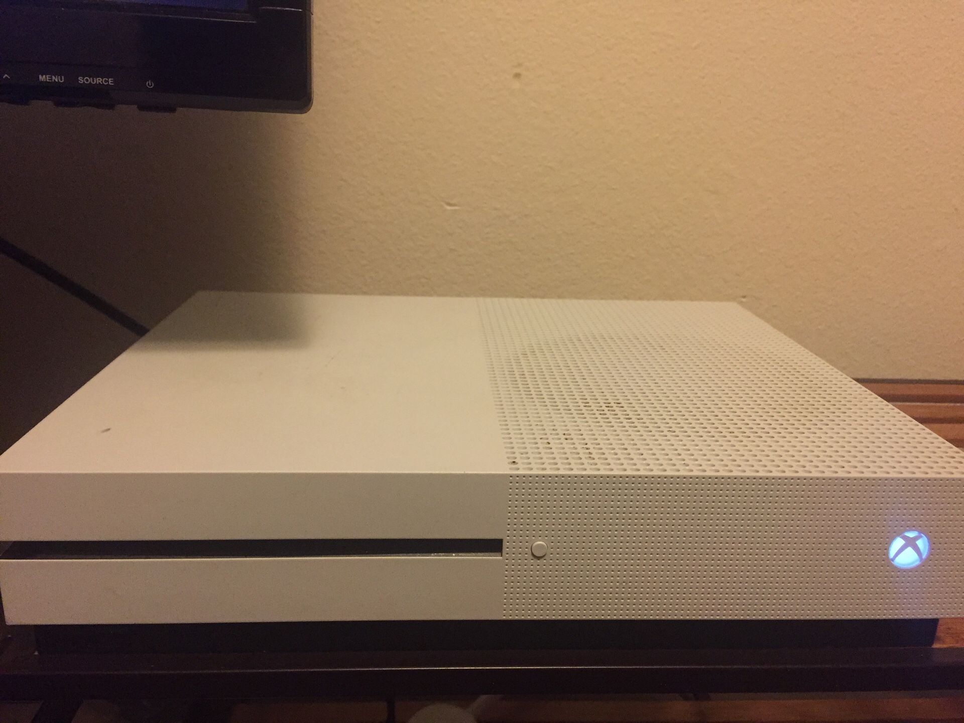 Xbox one s + 3 games and 3 controllers