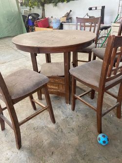 Mesa de madera con 4 sillas