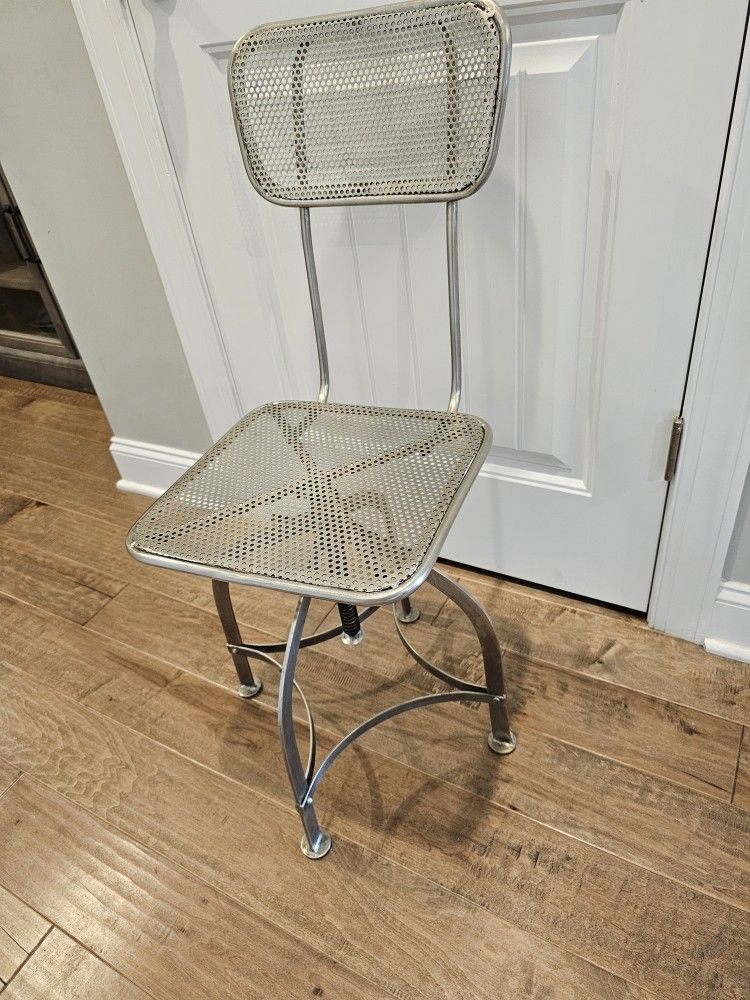 Pershing Swivel Chair, Iron Steel