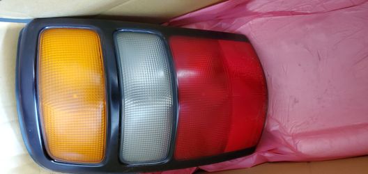 04 tahoe tail light