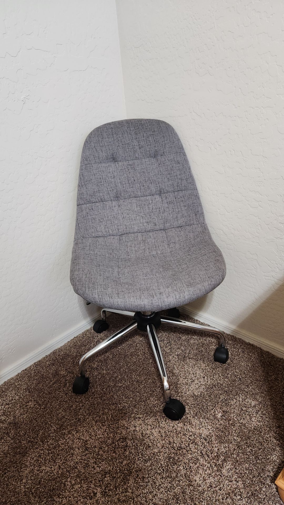Grey fabric desk chair on wheels w/ adjustable height (no tears or stains)