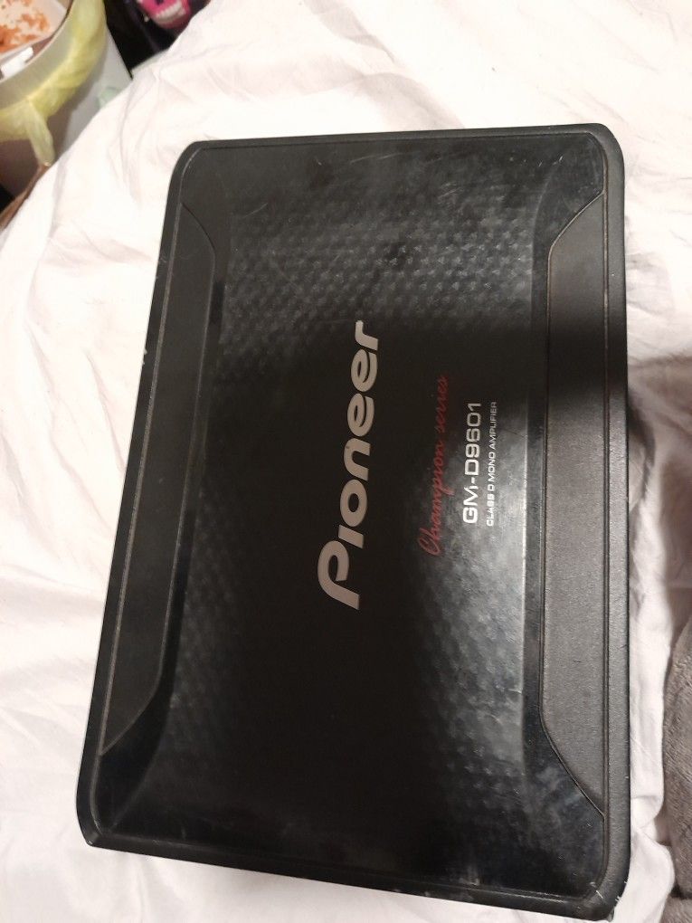 Champion Series 2400 Watt Pioneer Amp