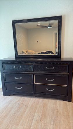Six drawer dresser with mirror