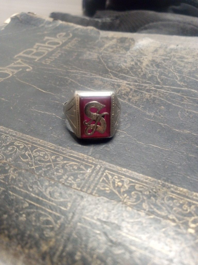 10 Karat White Gold Ruby S Ring Ruby Is A Good Size