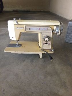 Vintage Sewing Machine – Classic Mid-Century Style