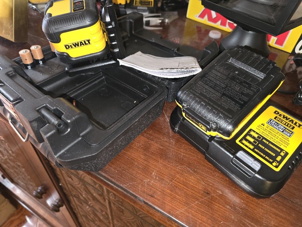 Dewalt Lazer & Dewalt Charger & Battery All For $120 Todo Por $120